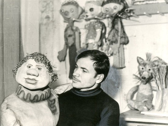 Художник-конструктор краевого театра кукол Григорий Новиков-Днепров со своими куклами, 1982 год