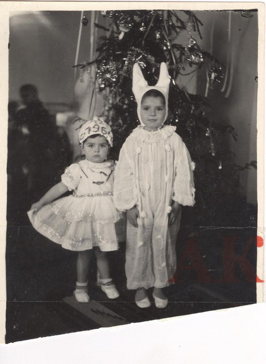 Женя и Юра Кузьминовы на новогодней ёлке в детском саду. 1964 год.