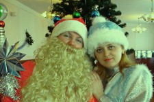 Анна Савчук в роли Снегурочки со своей коллегой в костюме Деда Мороза.