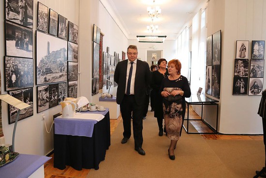 Директор музея изобразительных искусств Зоя Белая провела экскурсию для губернатора края Владимира Владимирова. 