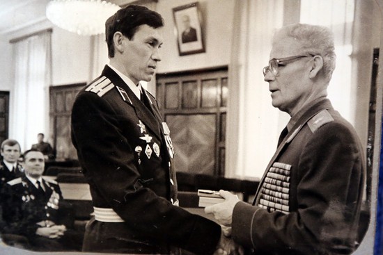 Генерал армии Матросов вручает полковнику Фазлееву орден Красного Знамени