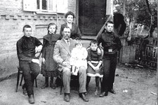 Александр Иванович Рублев в кругу семье возле своего дома. Начало XX века. 