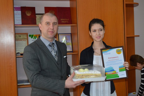 Руководитель комитета муниципального заказа и торговли Игорь Кащаев вручает  сладкий приз  Кристине  Марченко, магистранту СГАУ, за третье призовое место