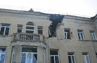 Фрагмент здания Первомайской больницы имени Менжинского - после обстрела.