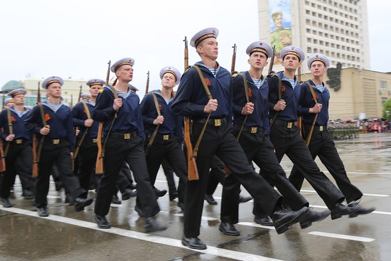 В форме моряков — десантники 247-го гвардейского полка