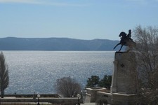 Памятник основателю города Василию Татищеву на берегу Жигулевского моря, затопившего Ставрополь. 