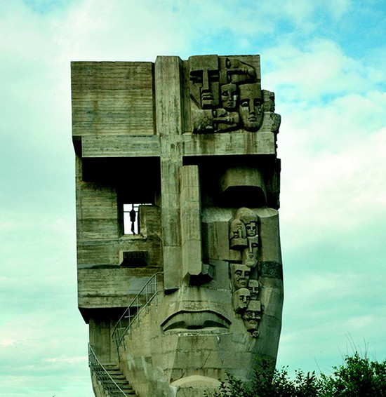 Монумент  «Маска Скорби»  на сопке Крутой.