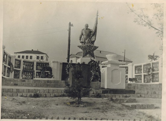 Монумент в честь павших геров. Село Круглолесское. 50-е годы.