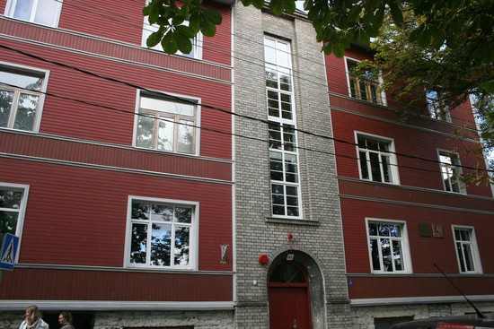 В этом здании на улице Вабрику в Каламая жил писатель Сергей Довлатов. 
