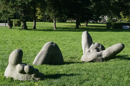 Скульптура «Отдыхающий»  в таллинском Тоомпарке.