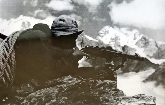 Горный стрелок В.М. Коломенский на боевой позиции. 1943 год.
