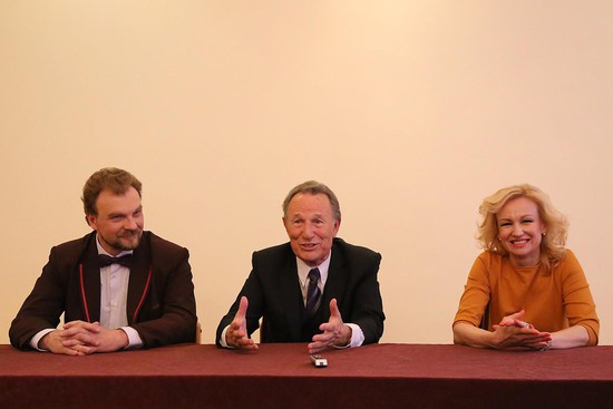  Антон Заянчковский, Адам Мурзич и Маргарита Александрович на пресс-конференции.