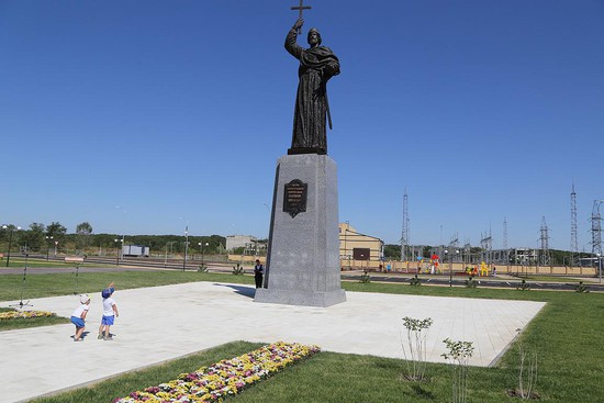 Памятник князю Владимиру установлен в ночь накануне открытия исторического парка и сразу привлек внимание ребятишек.