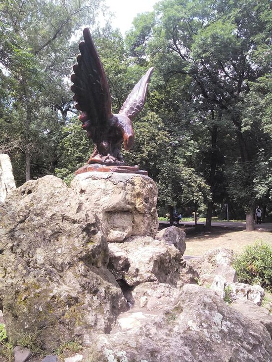 Орел, терзающий змею,  в Ессентуках — один из неизменных  символов КМВ.