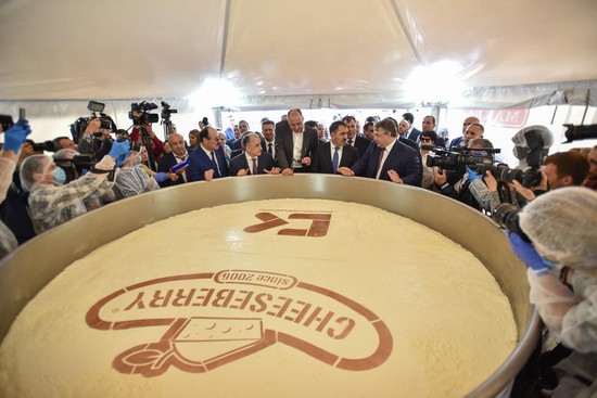  В Ставрополе изготовили  рекордный чизкейк весом  4 тонны 241 килограмм.