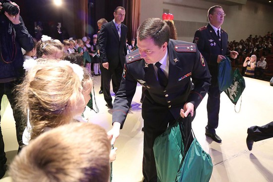 Начальник краевого управления Госавтоинспекции вручает первоклашкам подарки.