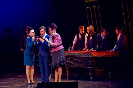 Сцены из спектаклей «Свадьба в Малиновке» и «Женихи» (фото Белорусского государственного академического музыкального театра).
