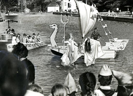 Театрализованный праздник «До свидания, лето пионерское!»  на Пионерском пруду. Август 1981 года (из фондов ГАНИСК).