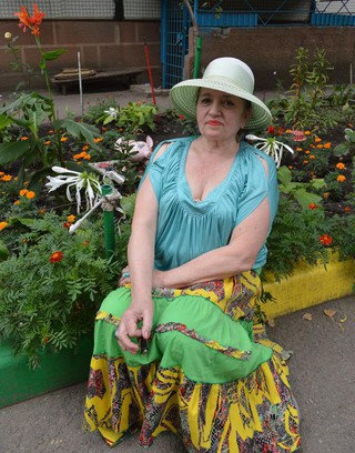 Тамара Самохвалова у своего цветника.