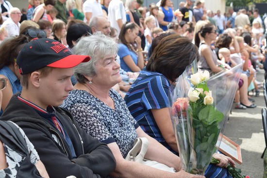 На праздничное мероприятие в связи с 25-летием отряда были приглашены семьи погибших. На снимке — сын Александра Черненко Святослав и мама Людмила Николаевна.