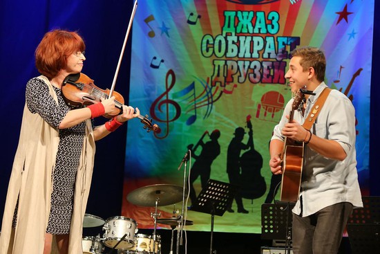 Выступают Евгения Ханова и Юрий Полежаев.