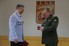 Военком Ставрополя Сергей Гайдуков вручил медаль  полковнику полиции Вадиму Середину.