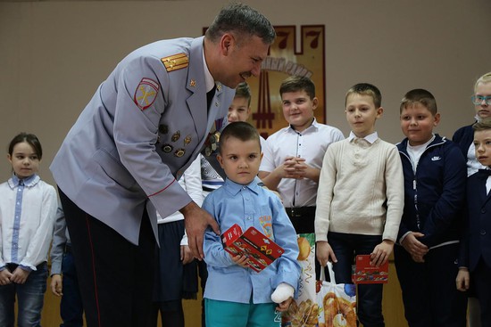 Полковник полиции Вадим Середин поздравил участников конкурса «Мои родители работают в полиции».