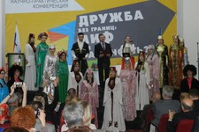 Гостей конференции приветствовали студенты Института дружбы народов Кавказа - разных национальностей.