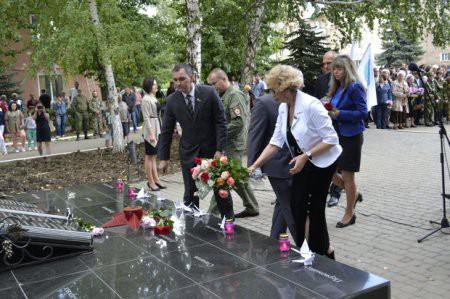 Памятник жертвам украинской агрессии был открыт в Лутугино на третью годовщину освобождения города (фото с сайта ЛНР-медиа).