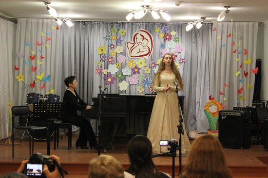 Выступает студентка Ставропольского краевого колледжа искусств Олеся Ницканская, концертмейстер Наталья Егорова.