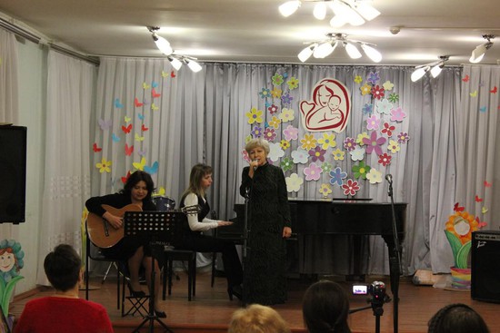 Ольга Николаевна Шпак (вокал), Лариса Ивановна Тищенко (гитара), Елена Владиславовна Шипулина (фортепиано).