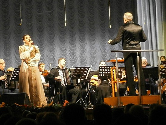 Выступает солистка вокальной группы ансамбля "Свобода" Валерия Валькова.