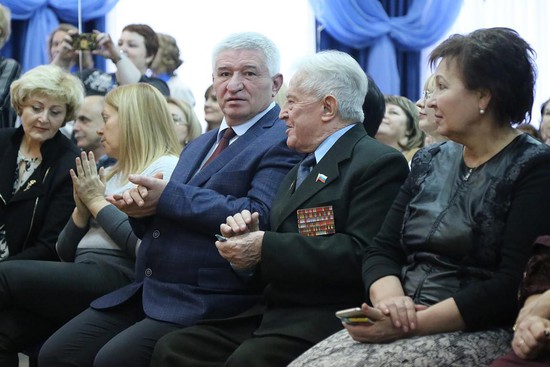 В числе почетных гостей - глава города Ставрополя Андрей Джатдоев и председатель Ставропольского городского Совета ветеранов Петр Куралесов.