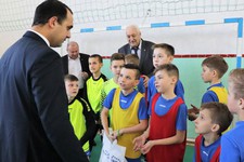 Эмиль Алиев с юными футболистами.