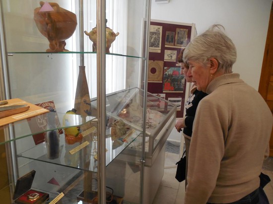 Экспонаты новой выставки вызывают неизменный интерес посетителей.