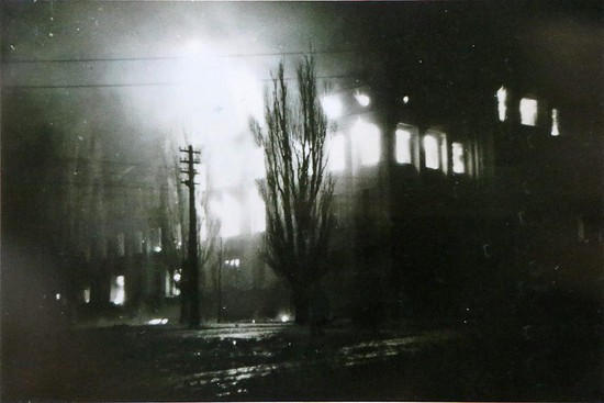 Снимок горящего здания управления НКВД, сделанный предположительно в ночь с 20 на 21 января 1943 года.