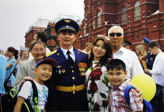 Санал Санчиров с женой, сыновьями и родителями.