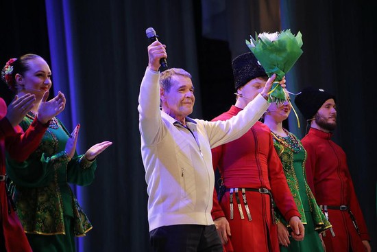 Казачью песню «Не для меня придет весна» Алексей Булдаков исполнил вместе с артистами ансамбля «Ставрополье».
