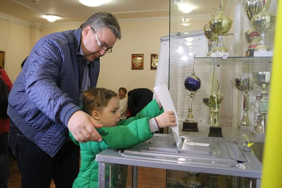 Губернатор Владимир Владимиров голосовал с сыном.