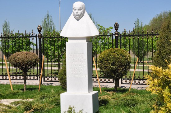 Памятник Римме Ивановой напротив строящейся школы сестер милосердия.
