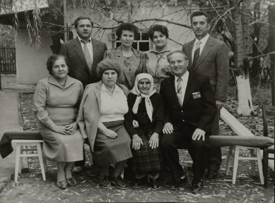 Большая семья. В центре — мама Пелагея Федоровна.