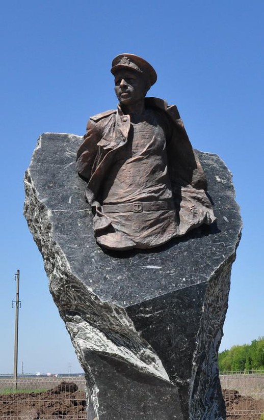Памятник  Александру  Маринеско.