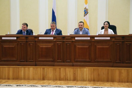 Александр Бугаев, Владимир Владимиров, Павел Красноруцкий и Ирина Карих на пресс-конференции в правительстве края.