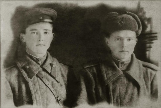 Война. Виктор Шавлаков (слева) с фронтовым другом.
