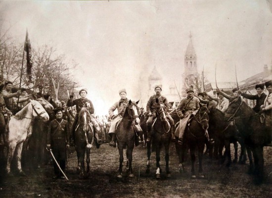 Отряд Петра Ипатова  в селе Петровском. 1918 год.