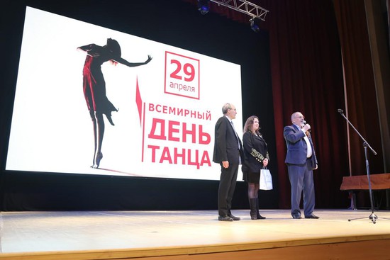 Председатель городской Думы Ставрополя Георгий Колягин приветствовал Константина Контожианниса и Юлию Лозовую-Бенетти и поздравил всех с Международным днем танца.