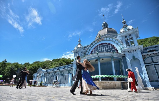 Только что отреставрированная Пушкинская галерея впервые за постсоветские годы стала местом проведения масштабного праздника.