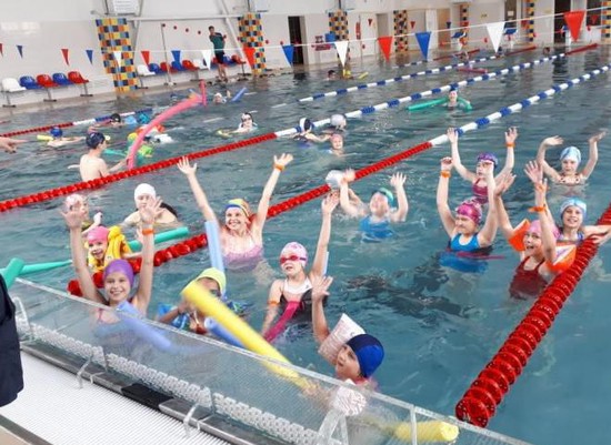 У воспитанников летних лагерей появилась уникальная возможность посещать бассейн.