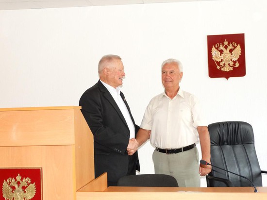 Александр Бирюков (слева) поздравляет вновь избранного председателя Совета ветеранов.