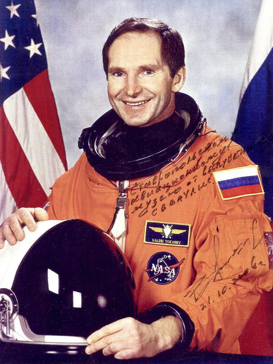 Свой  портрет Валерий Иванович подарил мне  в Центре подготовки  космонавтов России,  но я попросил написать на нём дарственную надпись для Ставропольского авиаучилища.  Сейчас этот портрет находится в СПКУ.